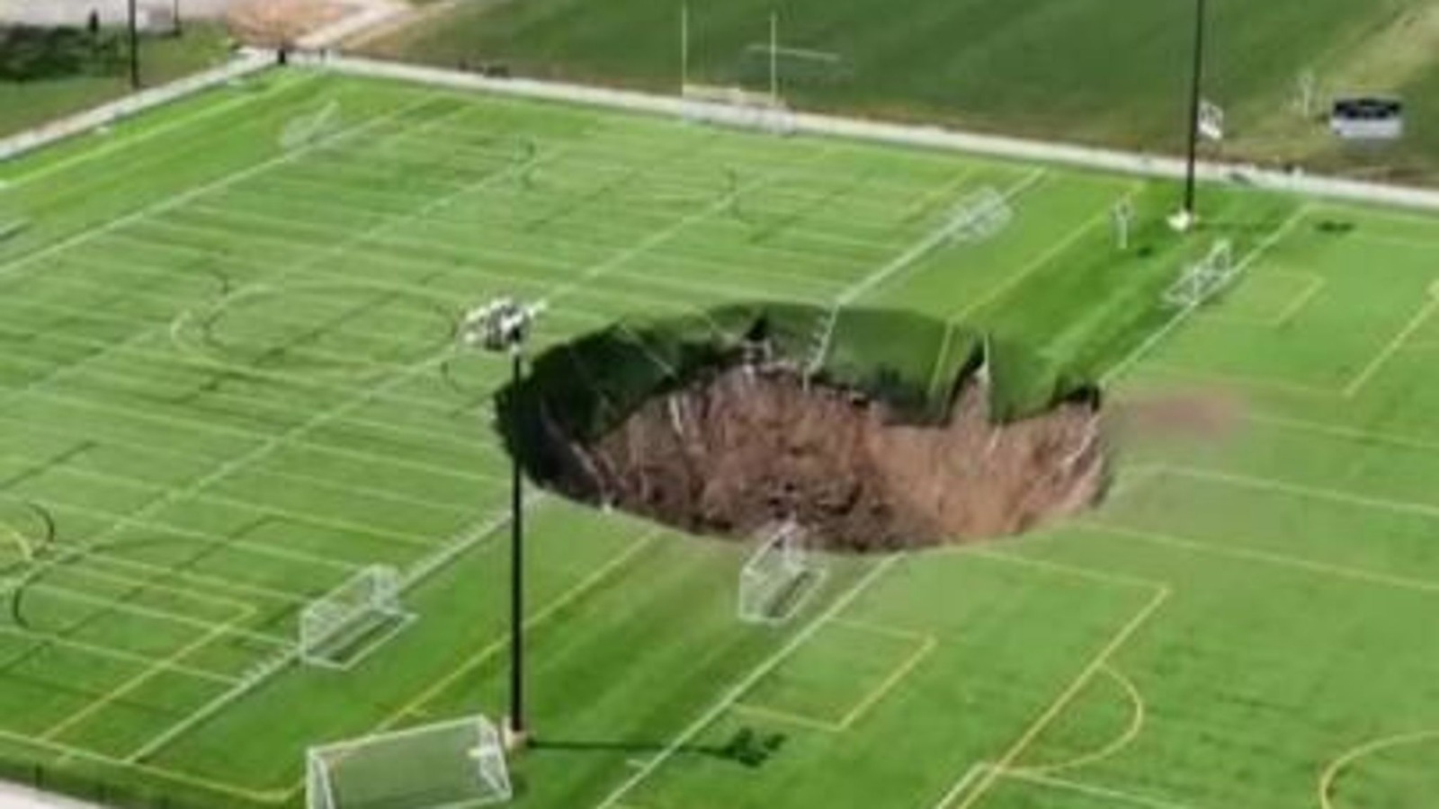 Illinois football pitch ਦੇ ਵਿਚਕਾਰ ‘100 ਫੁੱਟ ਡੂੰਘਾ’ ਵੱਡਾ sinkhole