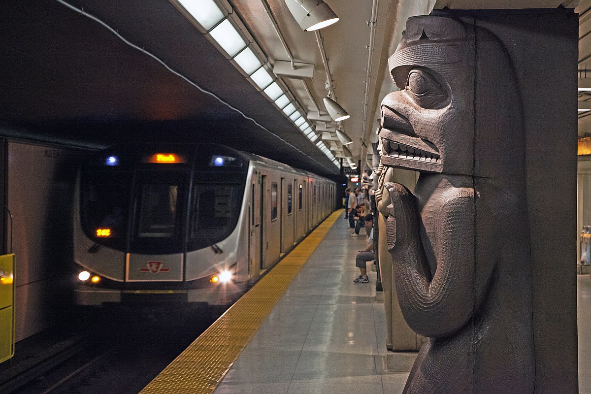 Toronto ਦੇ Subway Station ਦੇ ਬਾਹਰ ਦਿਨ-ਦਿਹਾੜੇ ਚਾਕੂ ਨਾਲ ਹਮਲਾ!!! ਵਿਅਕਤੀ ਦੀ ਮੌਤ!