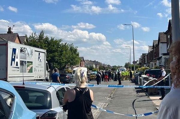 U.K. stabbings: ਹਿੰਸਕ ਪ੍ਰਦਰਸ਼ਨਕਾਰੀਆਂ ਨੇ ਪੁਲਿਸ ‘ਤੇ ਕੀਤਾ ਹਮਲਾ, ਉਥੇ ਹੀ ਟਾਉਨ ਨੇ 3 ਮ੍ਰਿਤਕ ਕੁੜੀਆਂ ਨੂੰ ਲੈ ਕੇ ਸੋਗ ਪ੍ਰਗਟ ਕੀਤਾ