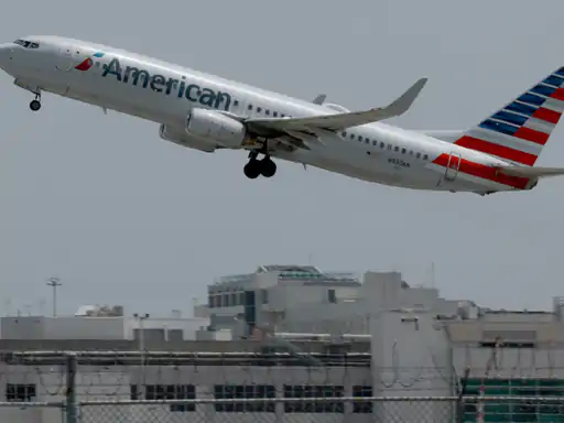 Drunk man urinated on American flight: ਦੋਸ਼ੀ ਨੇ ਵੀ ਉਤਾਰੇ ਕੱਪੜੇ, ਕਰੂ ਨੂੰ ਕਰਨੀ ਪਈ ਐਮਰਜੈਂਸੀ ਲੈਂਡਿੰਗ