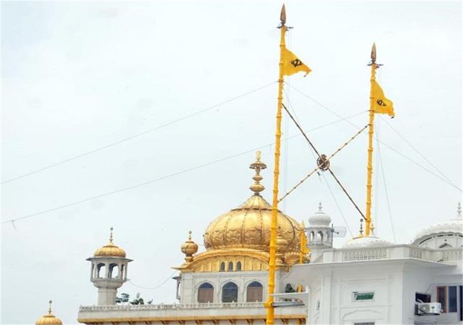 ਨਿਸ਼ਾਨ ਸਾਹਿਬ ਚੋਲਾ ਦਾ ਰੰਗ ਬਦਲਣ ‘ਤੇ SGPC ‘ਤੇ ਵਿਦੇਸ਼ਾਂ ‘ਚ ਹੰਗਾਮਾ, ਇੰਗਲੈਂਡ ਤੇ ਗ੍ਰੀਸ ਵਿਚਕਾਰ ਵਿਵਾਦ ਵਧ ਗਿਆ