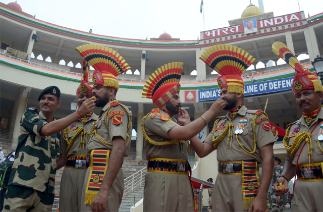 BSF ਦੇ DIG ਨੇ ਅਟਾਰੀ ਬਾਰਡਰ ‘ਤੇ ਲਹਿਰਾਇਆ ਤਿਰੰਗਾ, ਮਠਿਆਈਆਂ ਭੇਂਟ ਕਰਕੇ ਜਵਾਨਾਂ ਨੂੰ ਦਿੱਤੀ ਵਧਾਈ